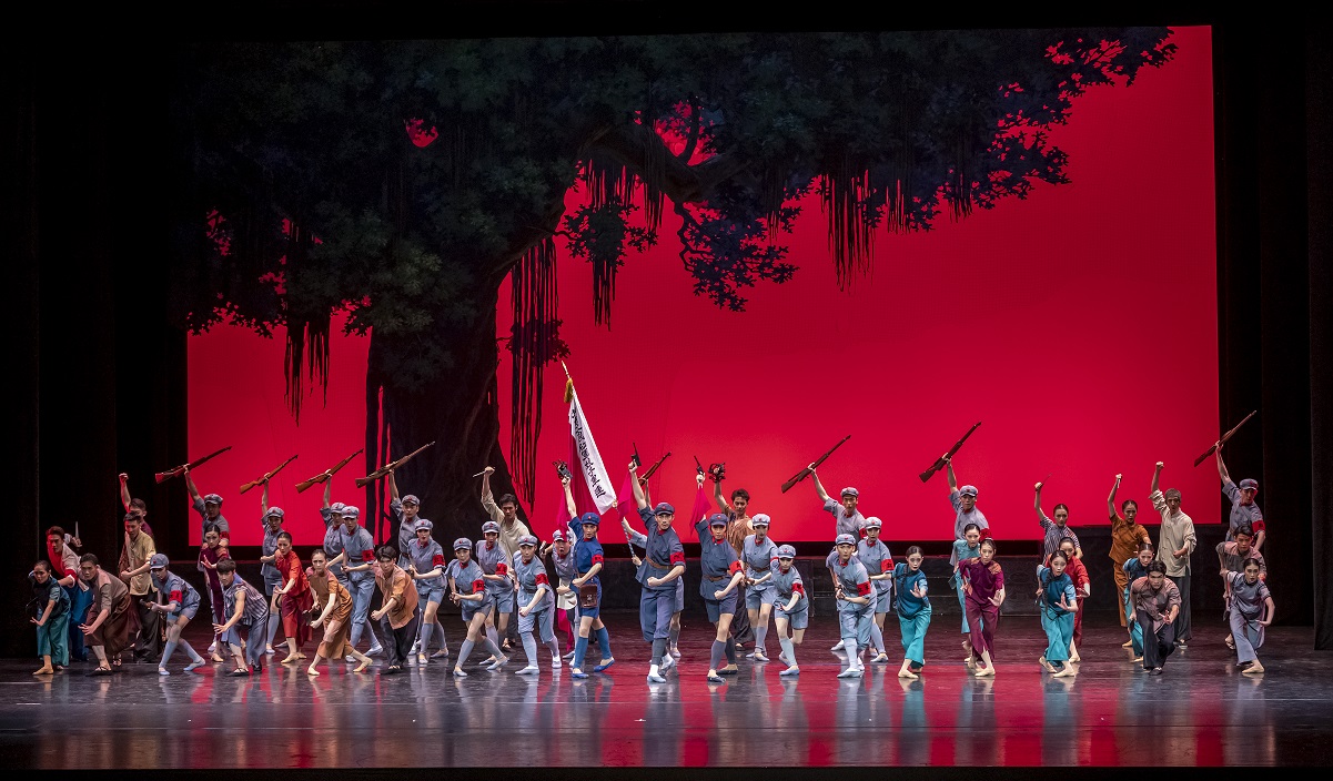 经典芭蕾舞剧《红色娘子军》在榆林大剧院上演